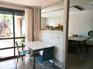 Planta baixa a Carrer vila de toluges 3. Pis ampli de 4 habitacions en planta baixa amb jardí.