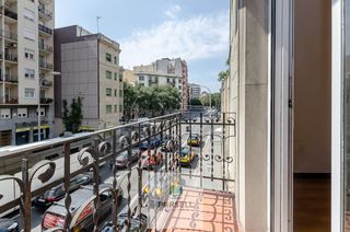 Piso  Carrer d'aragó. ¡oportunidad única en sagrada familia! piso con balcón y ascenso