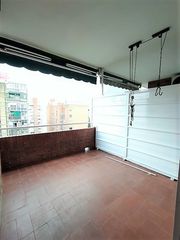 Alquiler Piso  Carrer de guipúscoa. Amplio y soleado piso de 4 hab. con balcón junto al metro bac de