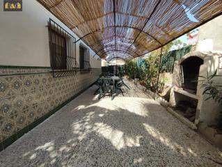 Haus in Casco Antiguo. Planta baja con jardin  en calabardina