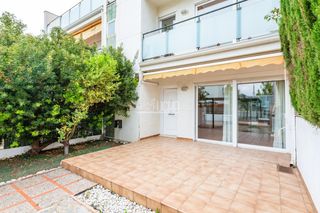 Casa adossada en Mas Camarena. Amplia vivienda en mas camarena con piscina y parque infantil