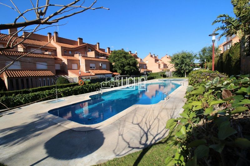 Foto 5e3df617-4865-4b33-a89e-e34fe9b74b88. Casa adossada amb calefacció aparcament piscina a Bétera