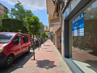 Location Local commercial à Calle portell de granyana 1. Amplio local comercial en alquiler en el corazón de elche