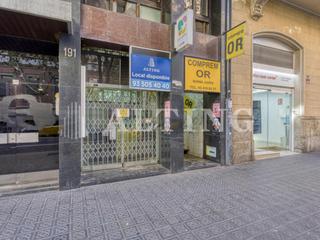 Local commercial à Carrer villarroel 191. Céntrico local comercial de 90m en venta en rentabilidad frente