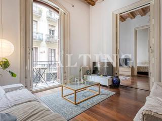 Flat  Carrer junta de comerç. Magnífica propiedad reformada en finca señorial junto a las ramb