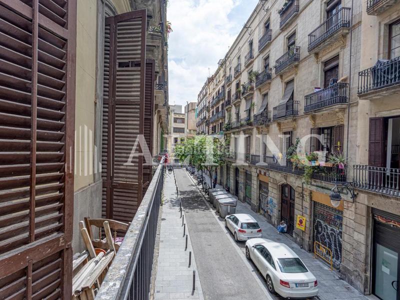 Foto 5761f3e7-2bdb-41ab-aacd-90360e528dd1. Piso magnífica propiedad reformada en finca señorial junto a las ramblas en Barcelona