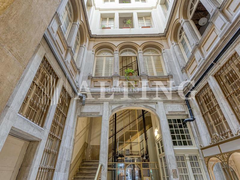 Foto afddf3a6-9dcb-424c-a63f-18b6d323ec35. Piso magnífica propiedad reformada en finca señorial junto a las ramblas en Barcelona