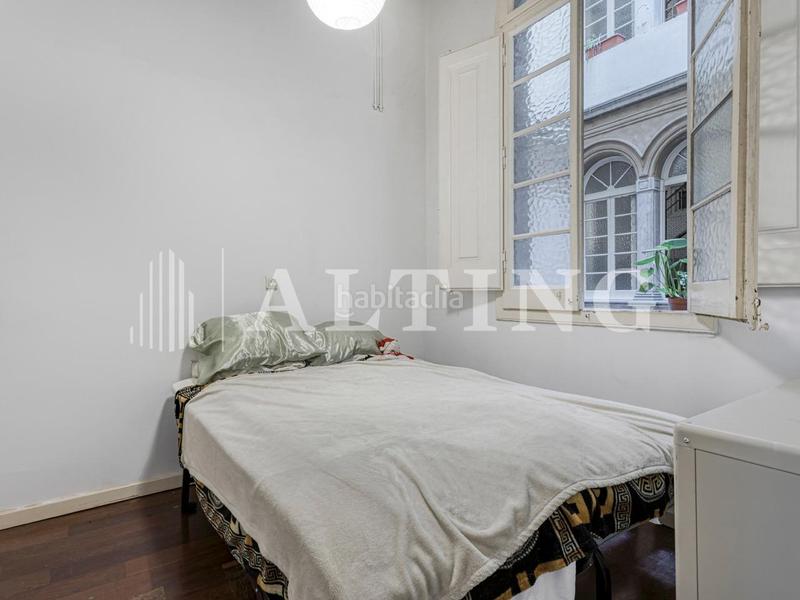 Foto c0666aee-333c-4618-9ebd-037d8ddab767. Piso magnífica propiedad reformada en finca señorial junto a las ramblas en Barcelona