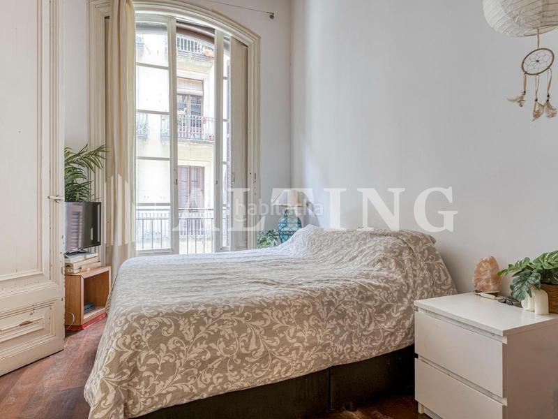 Foto ce09fd37-f664-4436-b67b-c7bf5b347aa1. Piso magnífica propiedad reformada en finca señorial junto a las ramblas en Barcelona