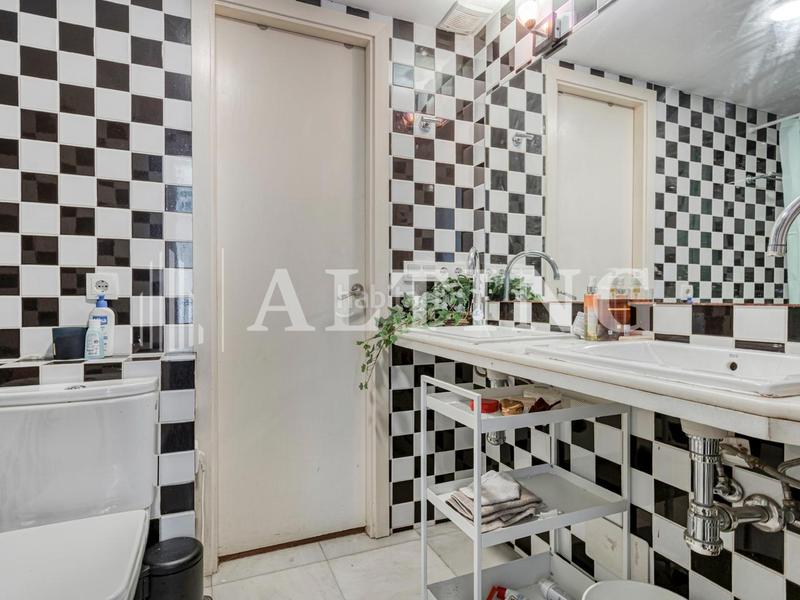 Foto eb1d2ba5-8f64-4808-a1e4-6a2aa02ca1fa. Piso magnífica propiedad reformada en finca señorial junto a las ramblas en Barcelona