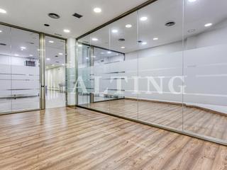 Location Local commercial  Carrer roger de lluria. Amplio local comercial de 300 m en alquiler a pie de calle