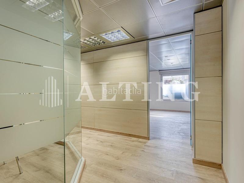 Foto 9017848c-2928-44a1-8248-e56a90ffced2. Alquiler oficina exclusivo local comercial de 190 m en Sarriàpedralbes con amplia fachada acristalada en Barcelona