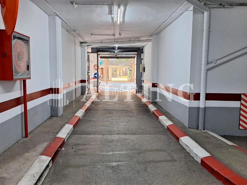 Foto c4d392e2-e4d8-4ca1-959d-0066b715d14c. Parking voiture dans Barri de les Corts Barcelona