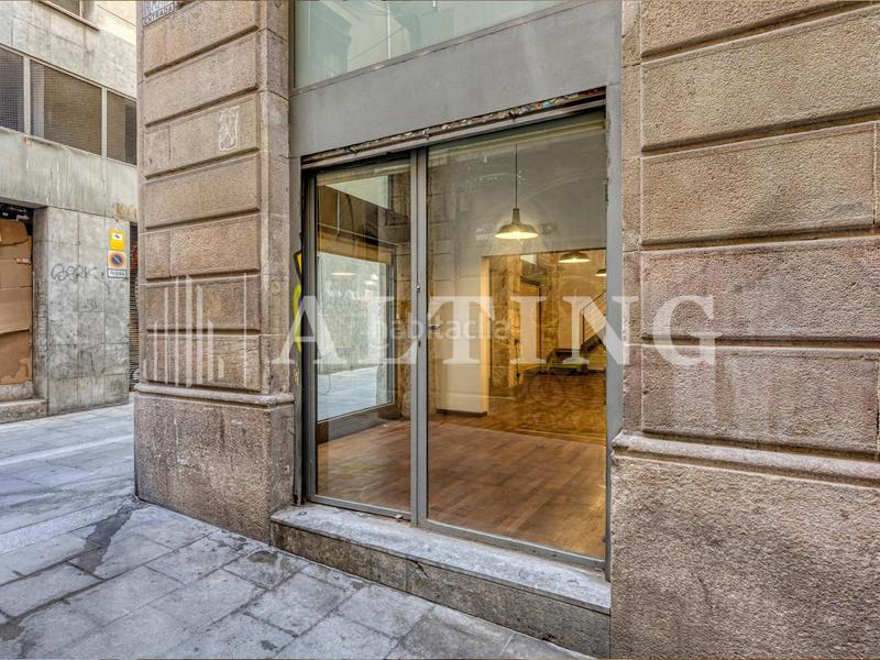 Foto dded6361-18fe-451c-b194-b801db9d5979. Local comercial  reformado con encanto histórico en el gótico en Barcelona