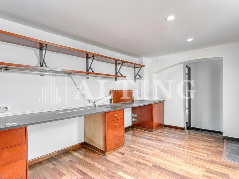 Foto eda5bb2e-1924-4d88-b778-928cfb9d8f3f. Local comercial  reformado con encanto histórico en el gótico en Barcelona