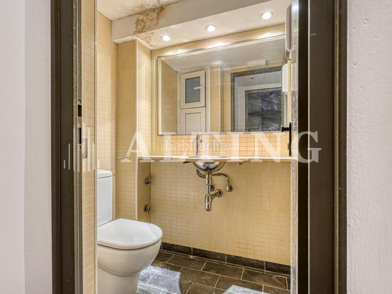 Foto f9835cfb-1562-46c2-a415-45ba548bad77. Local comercial a Gòtic Barcelona