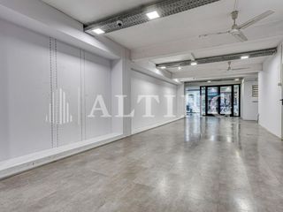 Lloguer Local Comercial a Dreta de l´Eixample. Amplio local comercial con escaparate,  posibilidad salida de hu