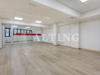 Bureau à Calle travessera de les corts 241. Oficina exterior en venta con posibilidad de distribución a medi