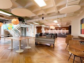 Miete Büro  Carrer carrer folgueroles. Exclusiva oficina con acceso a pie de calle y terraza privada en