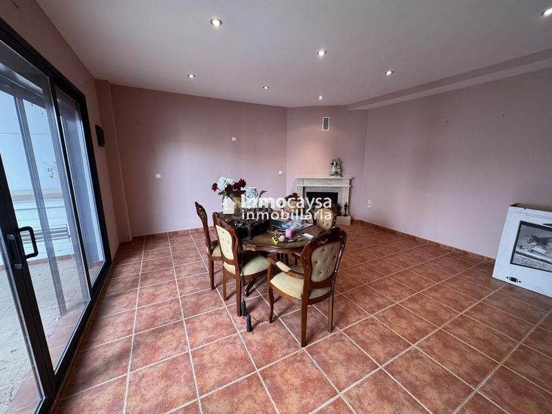 Foto a47a0248-4e8a-4436-bd76-ee66efe00121. Casa amb piscina a Novetlè