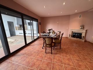 Haus in Novetlè. Casa con patio, garaje y  piscina
