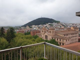 Etagenwohnung in Olot. Piso con 7 habitaciones con ascensor, calefacción y vistas a la
