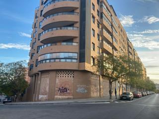 Local Comercial  Calle nadadora carmen soto. Gran local comercial  de 574 m2 con plaza de garaje. zona benalu