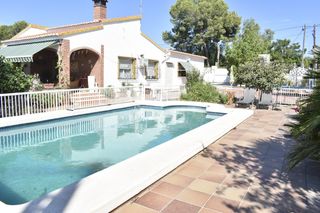 Chalet en Villamontes-Boqueres. Chalet en excelente ubicación, esquinado y todo en una sóla plan