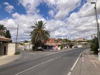 Xalet  Carretera alcoraya-urbs. Chalet en inmejorable situación, con parada de bus, supermercado