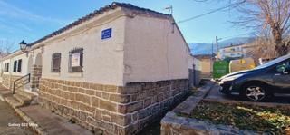 Casa aparellada  Calle garcía morato. Casa de pueblo con patio a reformar, 3 dormitorios, zona tranqui