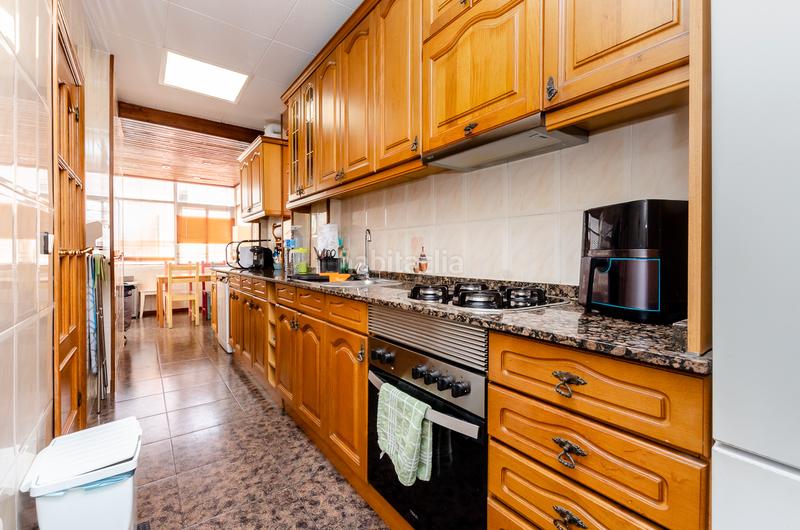 Foto b05a43db-9342-4252-9954-3493fe389982. Piso amplio piso con terraza y plaza de aparcamiento en Hospitalet de Llobregat (L´)