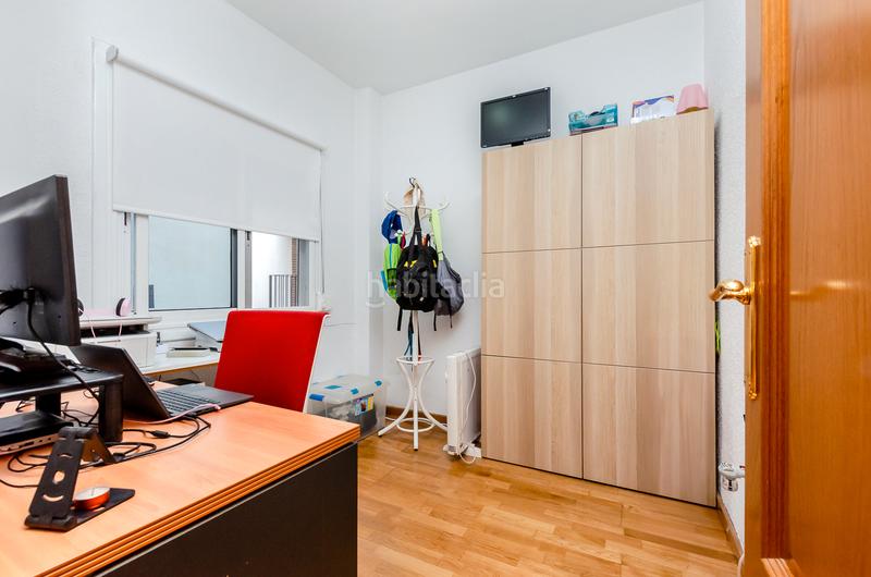 Foto becfdde7-f583-4d0c-abf4-6d3ece307bf9. Piso amplio piso con terraza y plaza de aparcamiento en Hospitalet de Llobregat (L´)