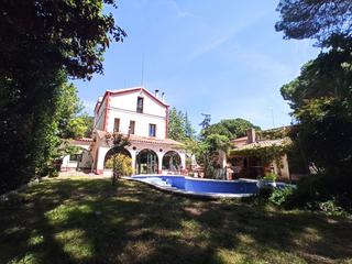 Maison  Avinguda torres vilaró. Espectacular casa emblemática en el centro de begues