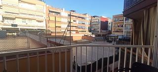Pis  Carrer de l'alzina. Precioso piso reformado con balcón