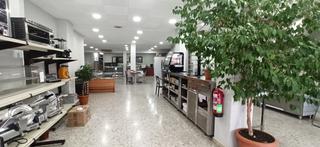 Business premise  N/a. Amplio local a pie de calle con negocio activo