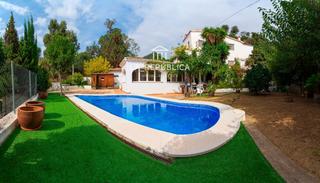 Chalet in Cabrera de Mar. Casa independiente con encanto, jardín con piscina y vistas al m
