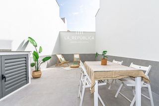 Flat  Sant joan. Planta baja seminueva con gran patio privado, céntrico