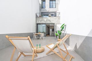 Pis a Centre. Planta baja seminueva con gran patio privado, céntrico