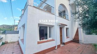 Casa in Colera. Casa con dos viviendas independientes, terraza y jardín al lado