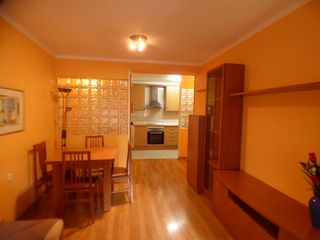 Miete Etagenwohnung  Calle francesc de ciurana i hernández. Se alquila piso de calidad de 2 habitaciones dobles!!!. amueblad