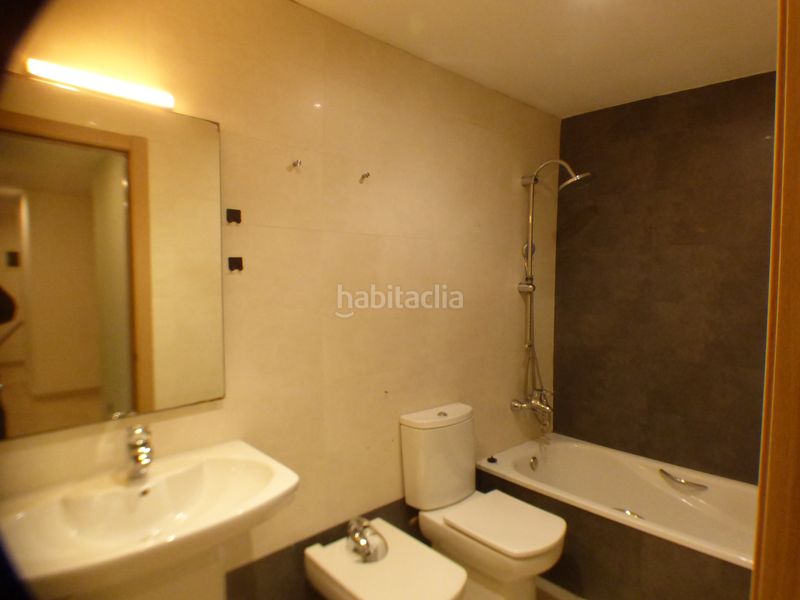 Foto 7a160063-79cd-4fd0-8eb5-275922d97cbe. Lloguer pis amb calefacció aparcament a Eixample Nord Girona