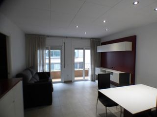 Miete Etagenwohnung  Carrer juli garreta. Se alquila piso de 3 habitaciones semiamueblado , con calefacció