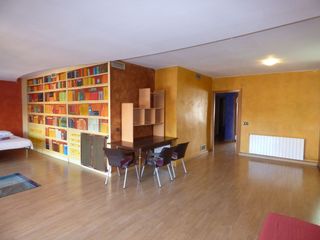 Rent Flat  Carrer del bassegoda. Se alquila piso muy amplio de 2 habitaciones, amueblado, con sue