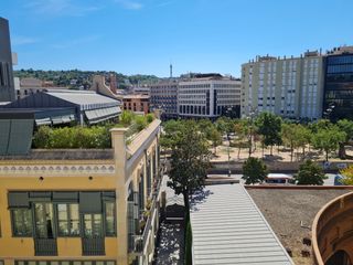 Affitto Appartamento  Carrer bonastruc de porta. Se alquila piso de 4 habitaciones, amueblado, con suelo de parqu