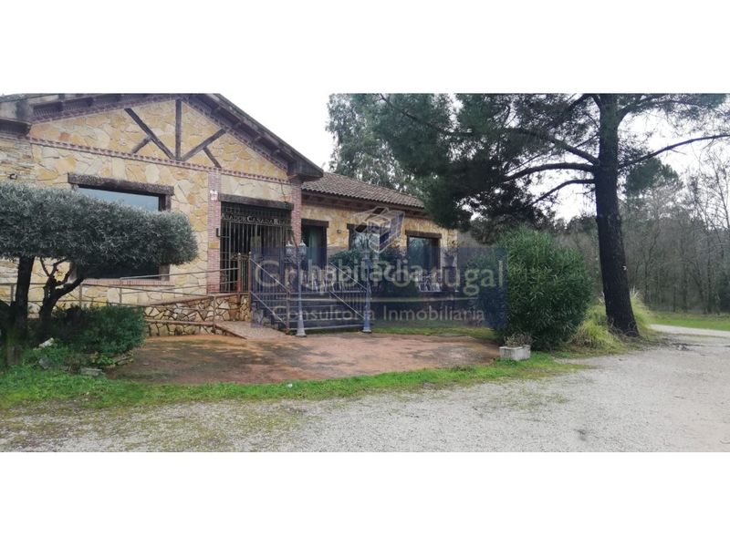 Foto 509b6b6b-fc6d-4b51-8e65-f9c5dddbc553. Local comercial venta de finca con bar restaurante , ávila en Santa María del Tiétar