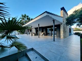 Chalet  Carrer font de nuches. Amplio chalet en una sola planta con piscina