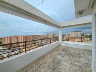 Attique à Avenida catedratico soler 43. Amplio ático con terraza de 60m2