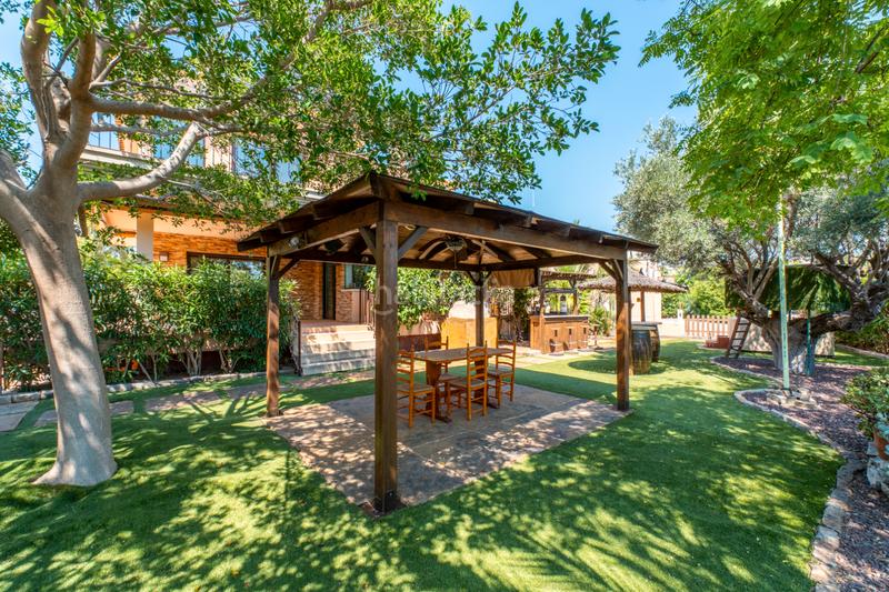 Foto 5038c0e1-72ab-4b9b-9ee5-9b59dd6d22b6. Xalet a avinguda de cova del llop marí 37 a Pueblo Español-Coveta Fumá Campello (el)