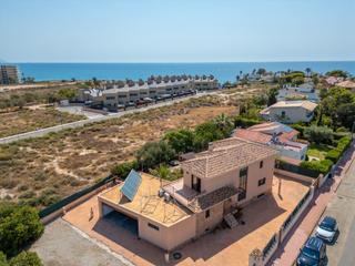 Xalet a Avinguda de cova del llop marí 37. Amplio chalet a 100 metros de la playa
