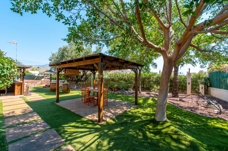 Foto 63f7d9d1-f1c0-404b-b052-0af08af55c1d. Xalet a avinguda de cova del llop marí 37 a Pueblo Español-Coveta Fumá Campello (el)